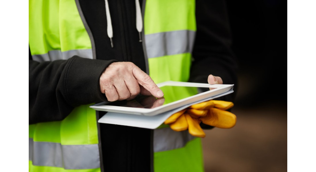 https://www.goodtogosafety.co.uk/image/cache/catalog/Blog/Worker-using-Ipad-1100x600.jpg