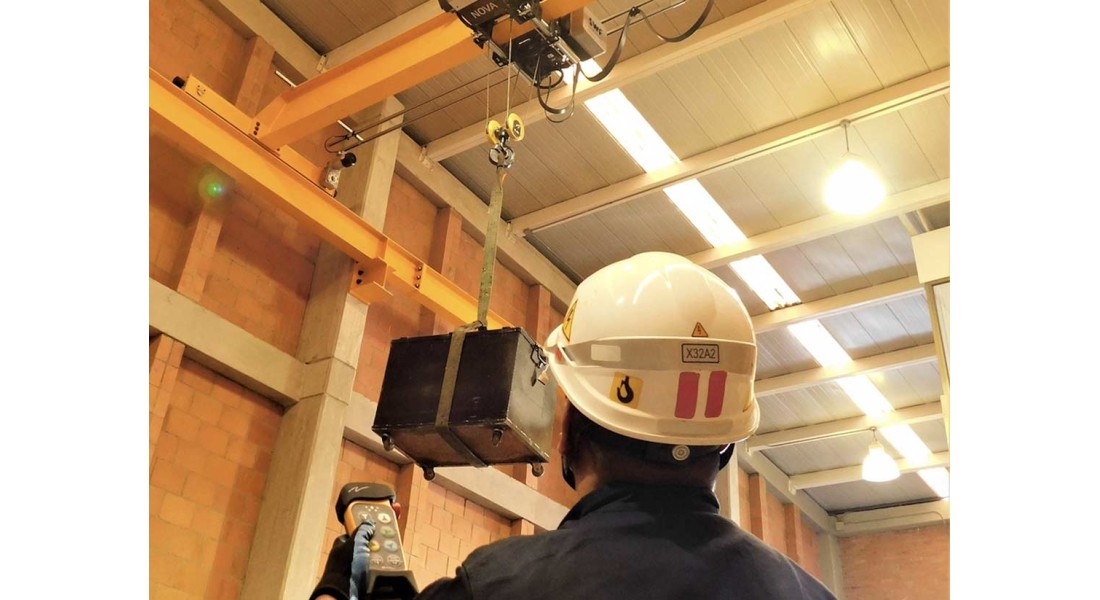 https://www.goodtogosafety.co.uk/image/cache/catalog/Blog/overhead-crane-1100x600.jpg