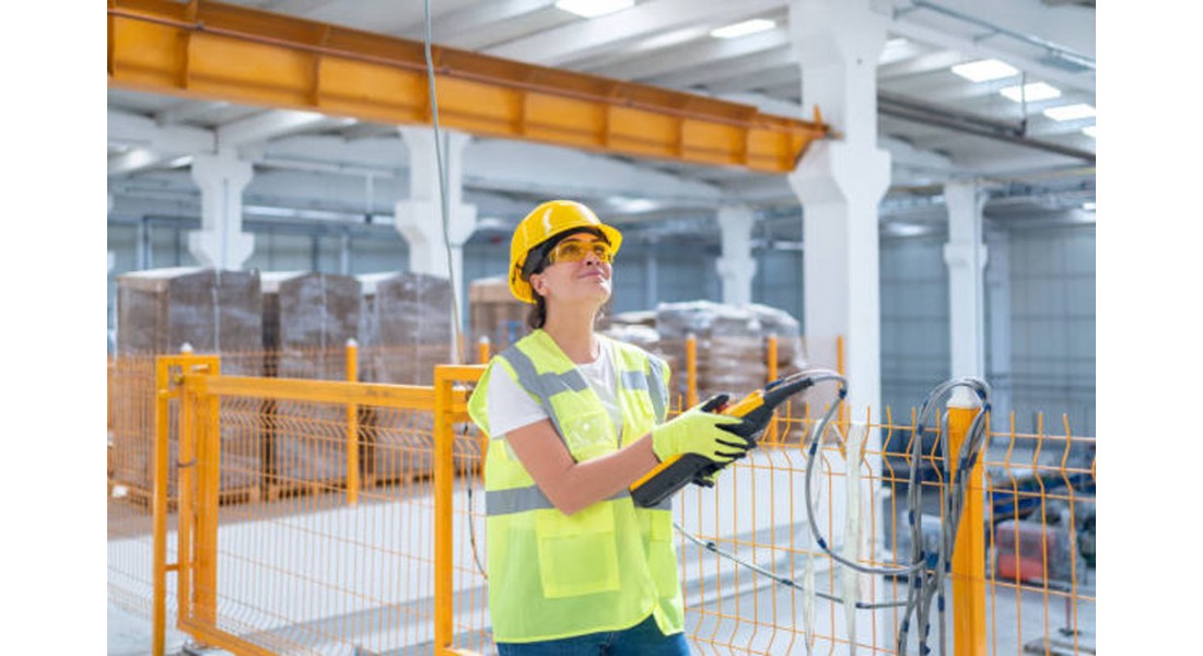 https://www.goodtogosafety.co.uk/image/cache/catalog/Blog/overhead-crane2-1100x600.jpg