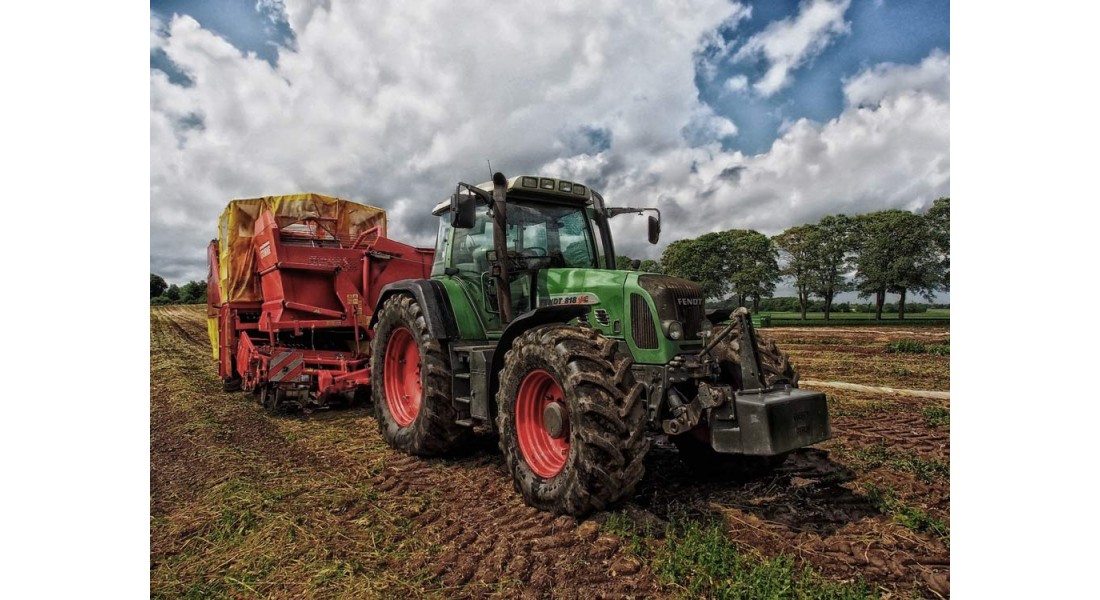 https://www.goodtogosafety.co.uk/image/cache/catalog/Blog/tractor-10-1100x600.jpg