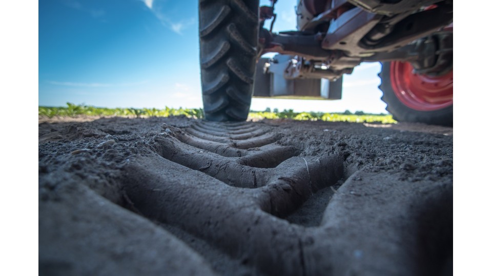 Quick thinking 16-year-old saves own life after tractor accident